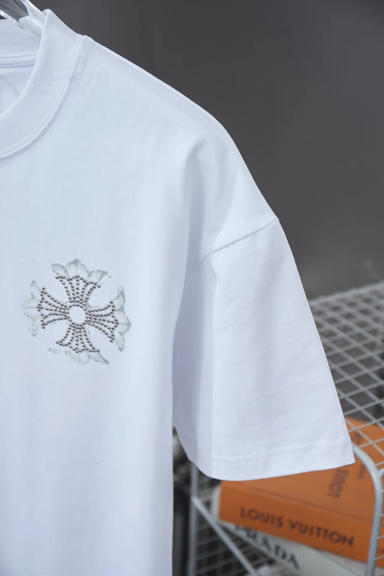 🅿️200 Chrome Hearte 25SS early spring new model, printed hot diamond short sleeves, light luxury, a must-have item for daily commuting for men and women, correct version, welcome to compare, detailed features · 280 grams of 100% pure cotton double yarn jersey fabric · Special thickened 32 pieces of double-strand 1X1 thread in the same vat · Environmentally friendly screen hand printing ➕ Imported Australian matte pearl diamond ➕ Three-dimensional wow glue high temperature hot pressing · Double-needle sewing and cross-seam technology · Original main mark, washed tag, branded moisture-proof paper packaging Color: black/white/grey Size: S/M/L/XL